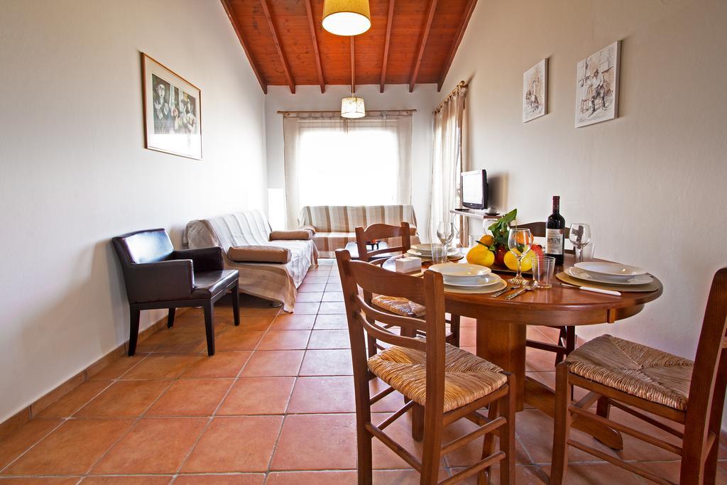 G&E Beach Apartments Полис Екстериор снимка
